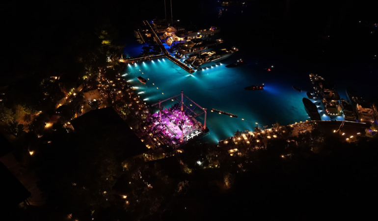 MIORI’de Pink Martini Rüzgârı: Yıldızların Altında Unutulmaz Bir Gece